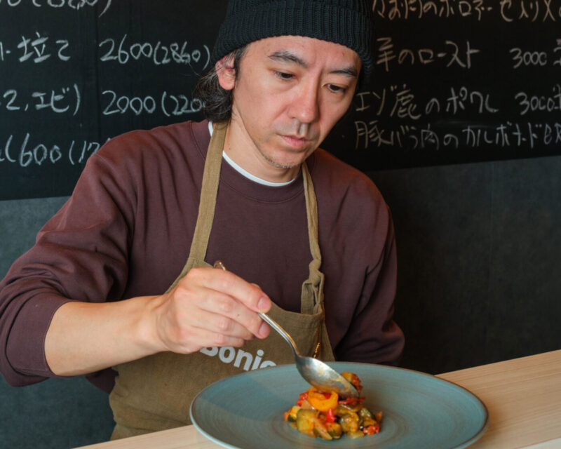 高校には行かず、料理の道へ。
18歳で単身フランスへ。